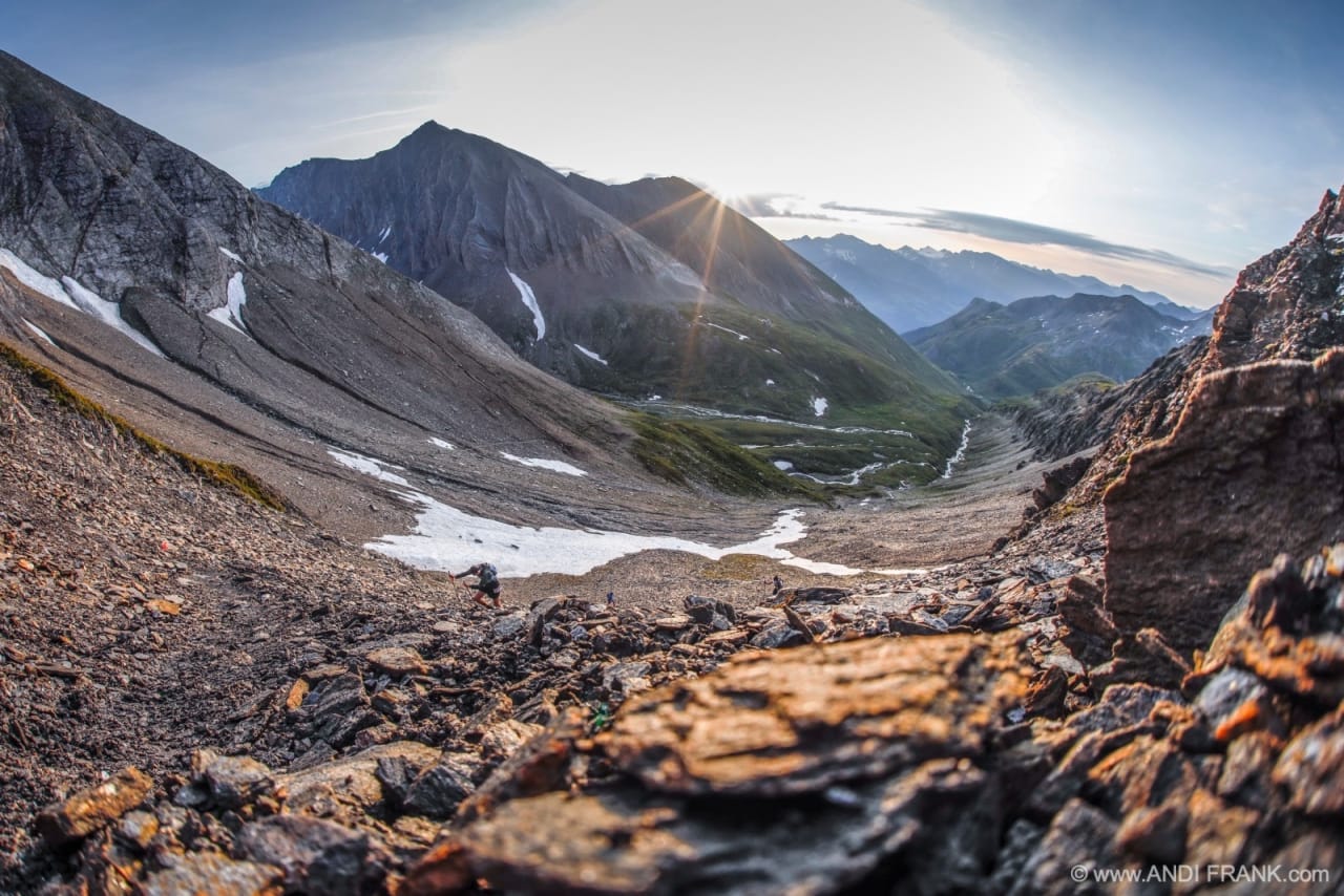Været snudde, og ved soloppgang kring klokka 04.00 befant eg meg i på eit magisk pass ca. 4 mil ut i løypa. Himmelen var raud, fjella eviglange og spisse. Alt var perfekt, og nokre minutt der følte eg meg som verdas lukklegaste. (Foto 6) Foto: Andi Frank