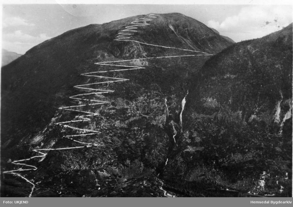 VILL VEI: Tusenmetern går rett opp den åpne fjellsiden i Årdal. Her er veien før den nye hovedveien ble anlagt. Foto: Hemsedal bygdearkiv. 0331vyF1L2bi