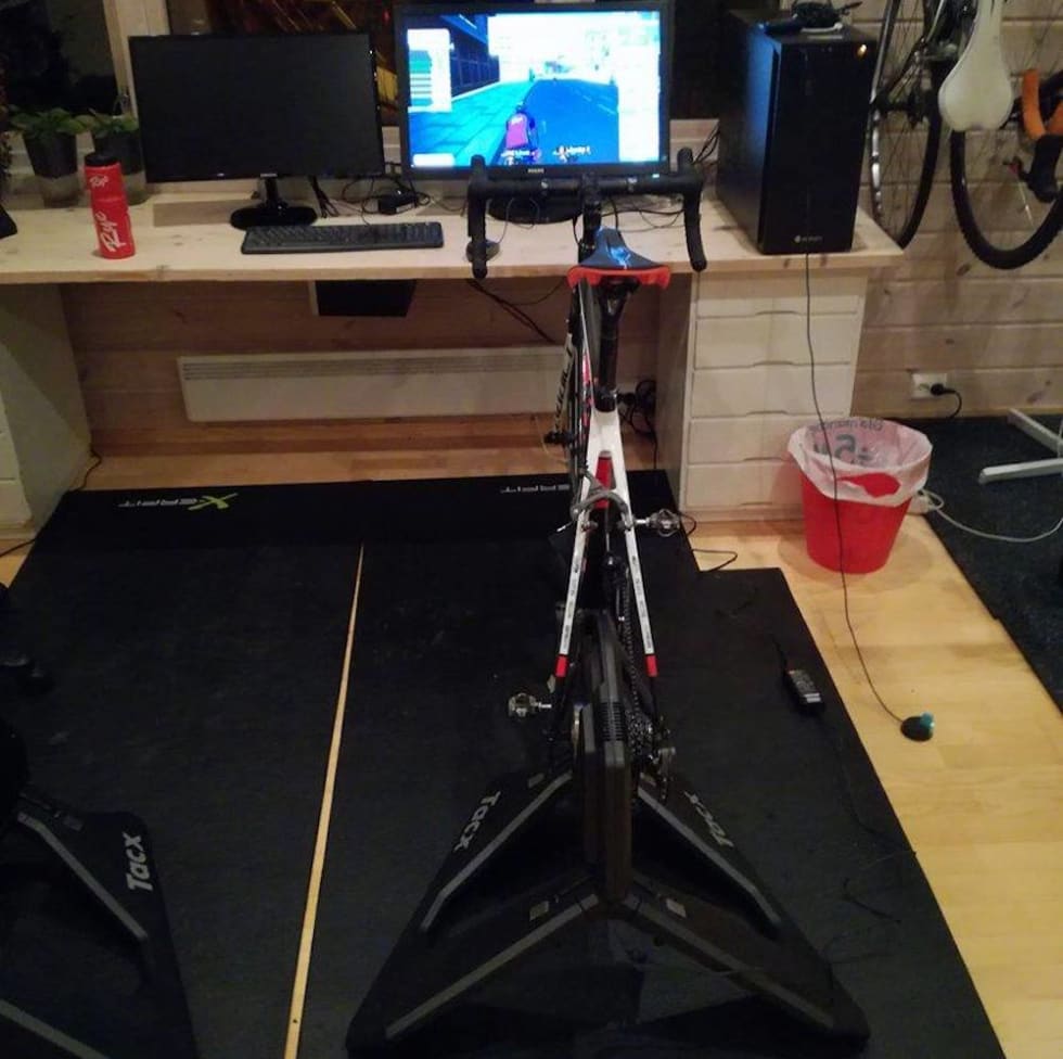 Kremrulla Tacx Neo kan simulere brostein, trebruer og annet ujevnt underlag, og man kjenner at det rister når man sykler på det. Foto: Torjus Bern Hansen Torjus Bern Hansen rulle 1000x996