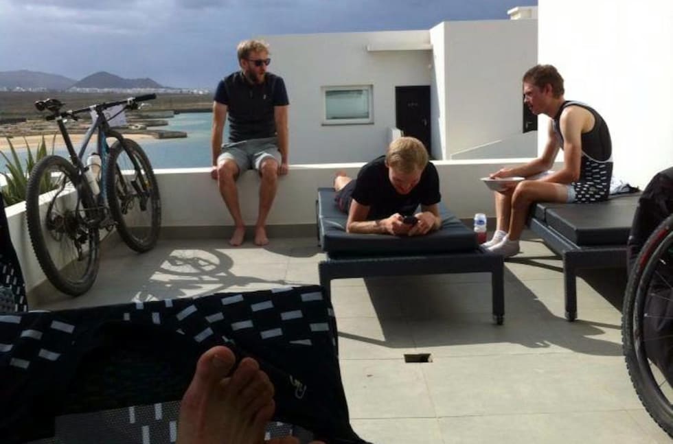 NOK HVILE: Viktig med tid mellom slagene, og god tid til lagmøter. Her sammen med Søren Nissen og Greg Saw i iHus Racing på Lanzarote i januar. Foto: iHus Racing iHus training camp 2015 - Foto iHus 1400x924