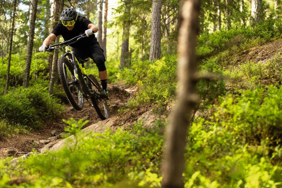 ENDUROBRILLENE PÅ: Kristoffer H. Kippernes lar Cannondale Jekyll 2 få bryne seg på rufsete terreng i Drammen. Foto: Mathias Marley ENDUROBRILLENE PÅ Kristoffer Kippernes - endurotest 2017 Foto Mathias Marley 1400x933