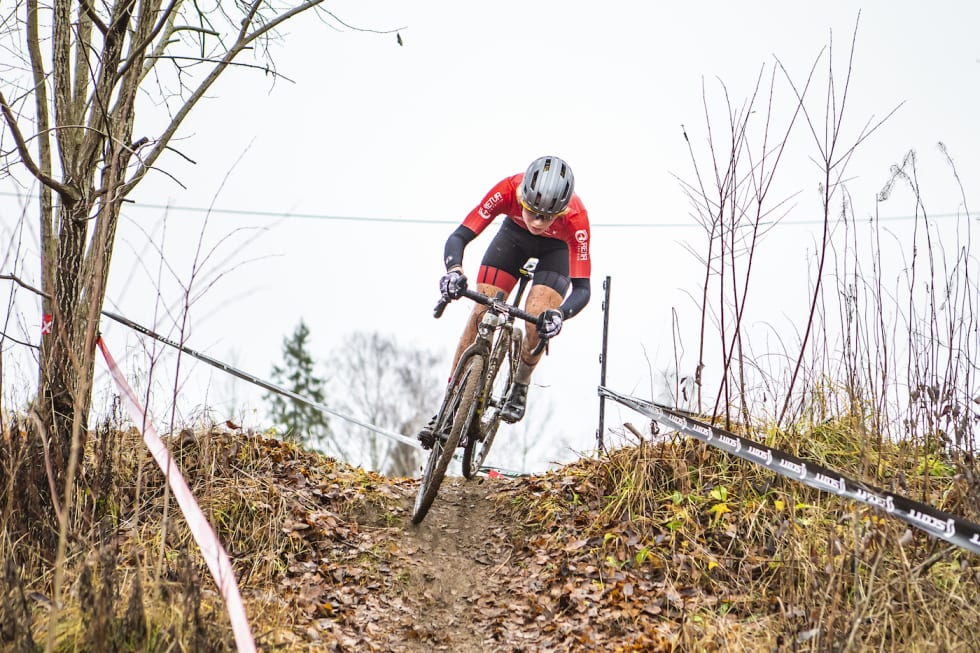 Runde på runde over løv og gjennom gjørme. Foto: Pål Westgaard