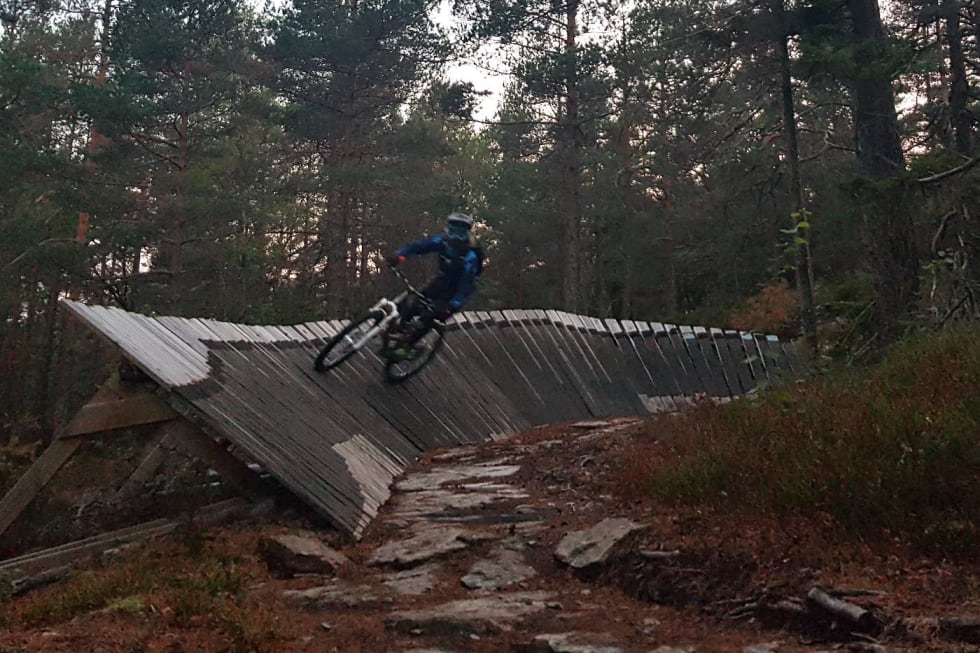 På jentekvelden får damene prøve ut løypene og elementene i anlegget i ro og fred. Foto: Hanne Holmstrøm Karlsen Jentekveld Kjerringåsen 2018 wall ride - Foto Hanne Holmstrøm Karlsen 1400x933