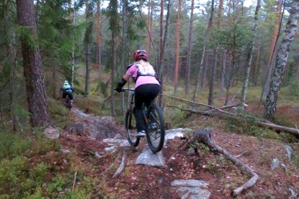 Jenter på tur i grovt terreng i Kjerringåsen. Foto: Hanne Holmstrøm Karlsen Jentekveld Kjerringåsen 2018 trail - Foto Hanne Holmstrøm Karlsen 1400x933