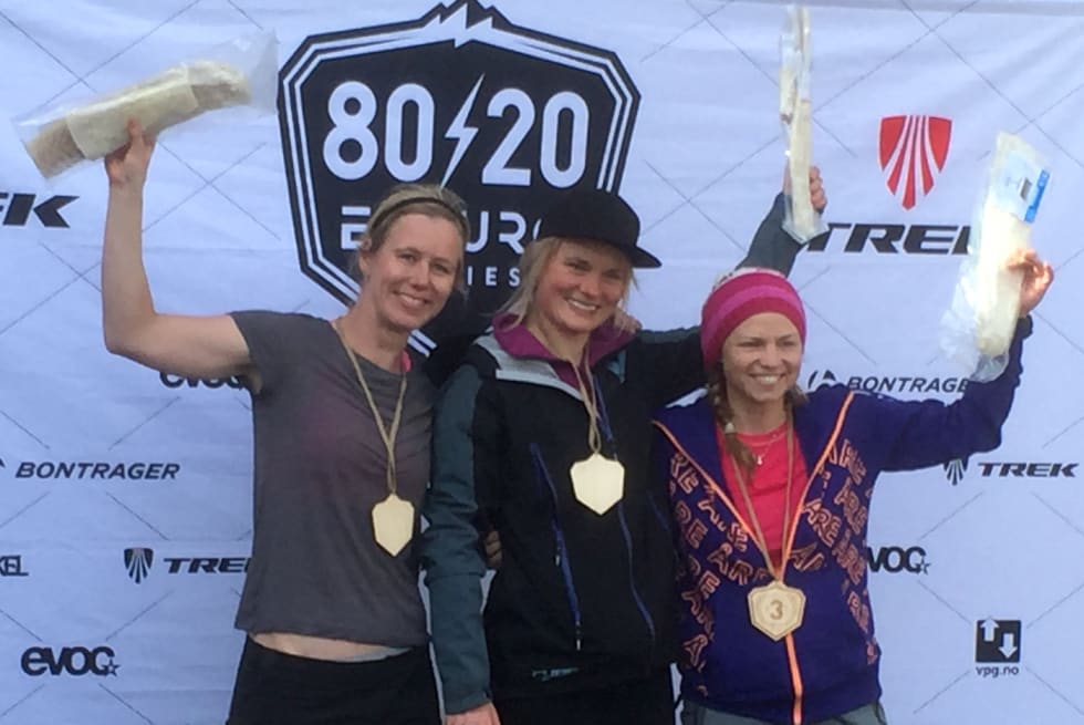 Anette Røssum Bastnes (til venstre) kom på andreplass i Frei Enduro, der Hilde Sangesland Strædet vant og Elin Berg ble nummer tre. Foto: Håvard Mageli frei enduro 2016 - Anette R Bastnes - Hilde S Strædet - Elin Berg - foto Håvard Mageli 1400x933