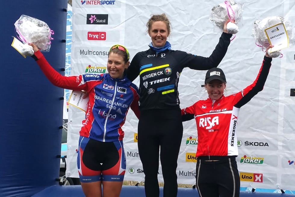 TIL TOPPS: Ingrid Moe vant Norgescuprittet på Eidsvoll i våres. Her sammen med Julie Solvang (til venstre) som også går inn i Hitec med Moe fra neste sesong, og Stine Borgli. Foto: Grimstad SK Julie Meyer Solvang - Ingrid Moe - Stine Borgli - NC Eidsvoll 2017 - Foto Grimstad SK 1400x933