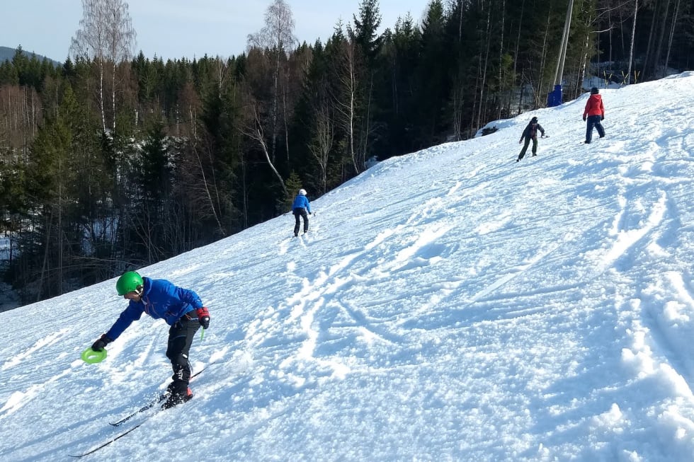 Med grønne tallerkener i hendene og klyper på vottene får elevene til Pål-Trygve Gamme individuelle påminnelser om tyngdeoverføring og andre elementære prinsipper for fjellsckikjøring. Foto: Pål-Trygve Gamme