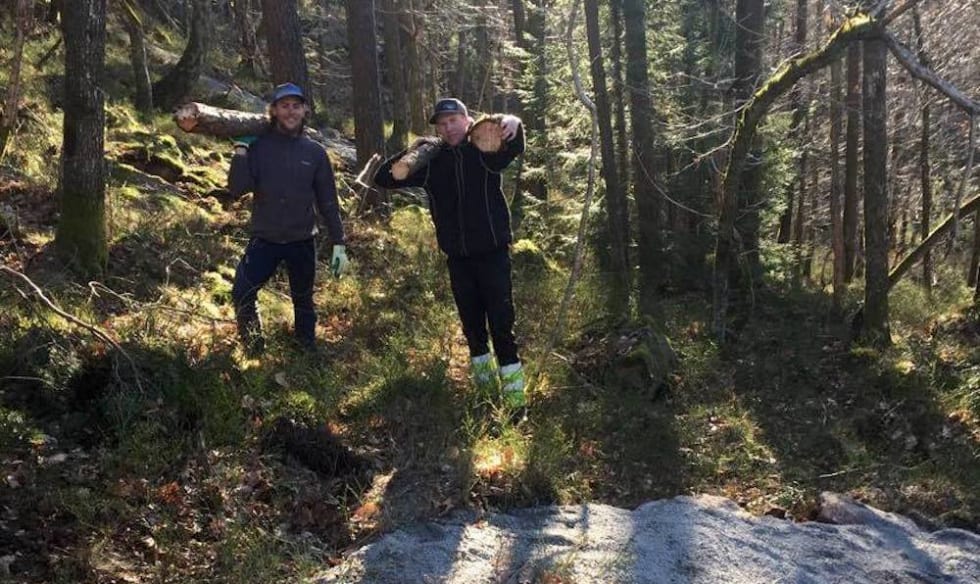 Adrian Hilde (til venstre) tar gjerne i et tak for stisykling i Kristiansand, her med Andreas Torgersen på påskedugnad i Kristiansand sykkelpark. Foto: Hilde Sangesland Strædet dugnad april 2017 Adrian Hilde og Andreas Torgersen - Hilde S Strædet 1000x400