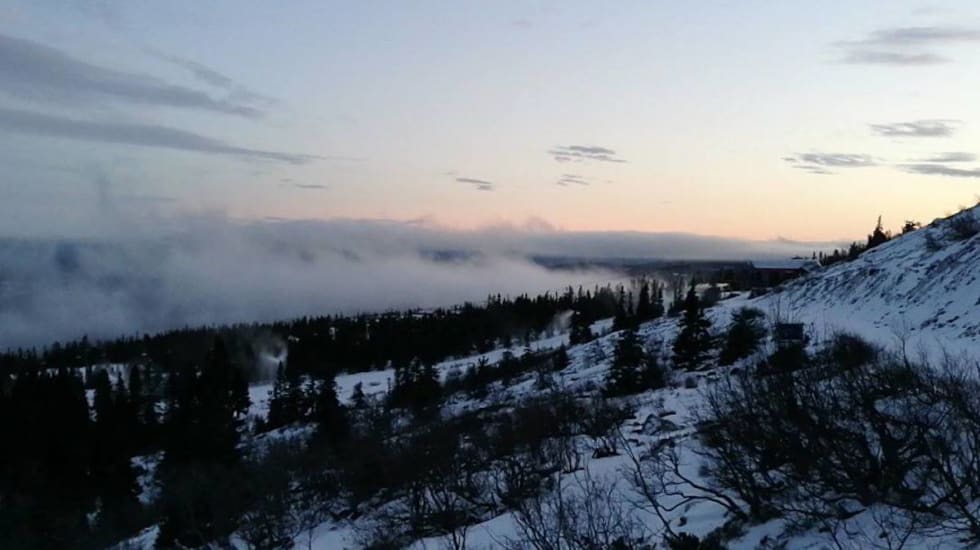 Trysil på tirsdag: I bakgrunnen jobber Skistar med å snølegge alpinanlegget som åpner til helga. Foto: Erik Olsson Trysil Nov 14-17 - Foto Erik Olsson 1200x674