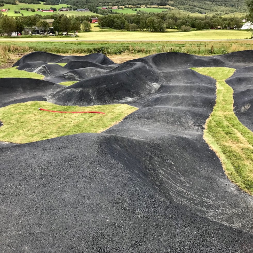 Slik er pumptracken nå - med ferdigplen mellom asfalterte kuler og doseringer. Foto: Steffen Fjelldal Pumptrack Oppdal - Foto Steffen Fjelldal 1200x1200