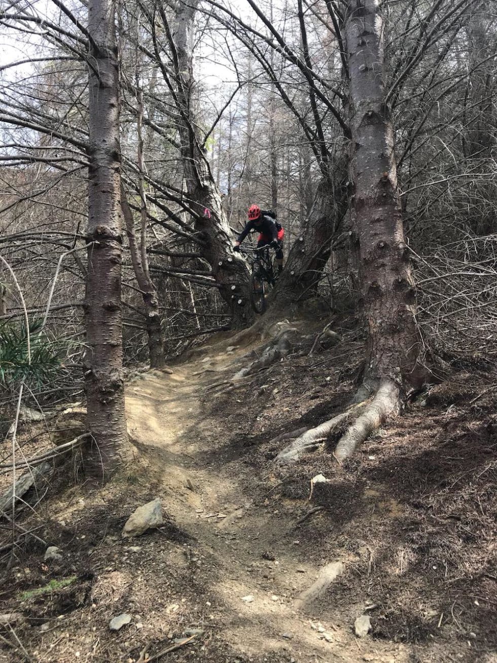 Jon Vegard Aga Kjærgaard på vei gjennom Vagina-treet på Salomons Run. Foto: Marcio Franco Jon Vegard Aga KJærgaard - Vagina-treet på Salomons Run - foto Marcio Franco 1000x