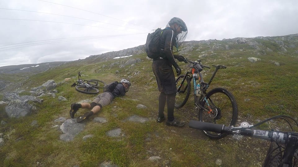 vNoen ganger må man bare ta en hvil der man kan. Her er det Tom Trevor som tar en pust i bakken mens, Charlie Allum venter. Foto: Josh Stinton Tom Tevor - Charlie Allum - OF700 - Josh Stinton