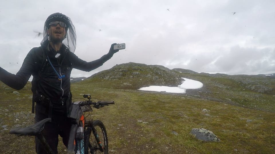 Blodsugende små helikoptre mente Charlie Allum om myggen på Finnmarksvidda. Foto: Josh Stinton Charlie Allum - Skeeters - OF700 - Josh Stinton