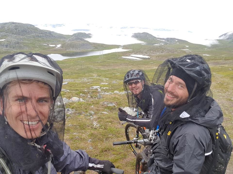 Tom Trevor (til venstre) Charlie Allum og Josh Stinton i Team Outspire underveis i Offroad Finnmark. Foto: Tom Trevor Tom Trevor - Charlie Allum - Josh Stinton - OF700 Tom Trevor