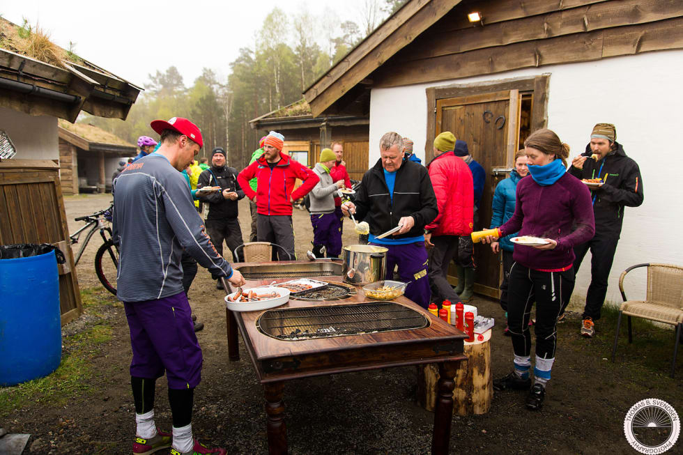 Arrangøren stiller med varme griller, og deltakerne tar med seg egen mat. Ellers er alt for helga inkludert i deltakeravgiften, fra turer og kurs til konsert og villmarksspa. Foto: Thomas Brynjulf Svendsen Tungvekteren 1 - Thomas Svendsen 1400x933