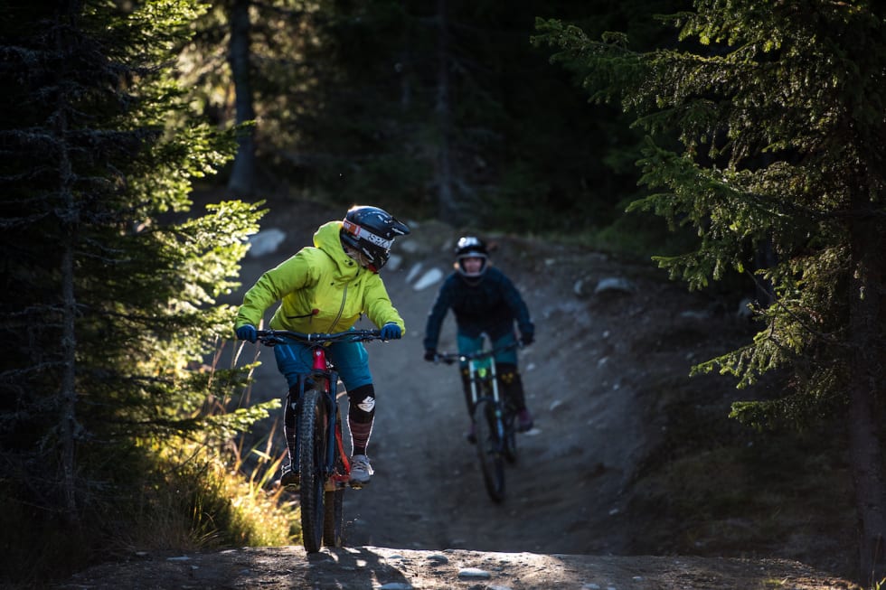 Instruktør Stina Bondehagen med en av campdeltakerne i Hafjell. Foto: IVRIG/Gisle Johnsen Stina Bondehagen - deltaker - Gizmo Johnsen 1400x933