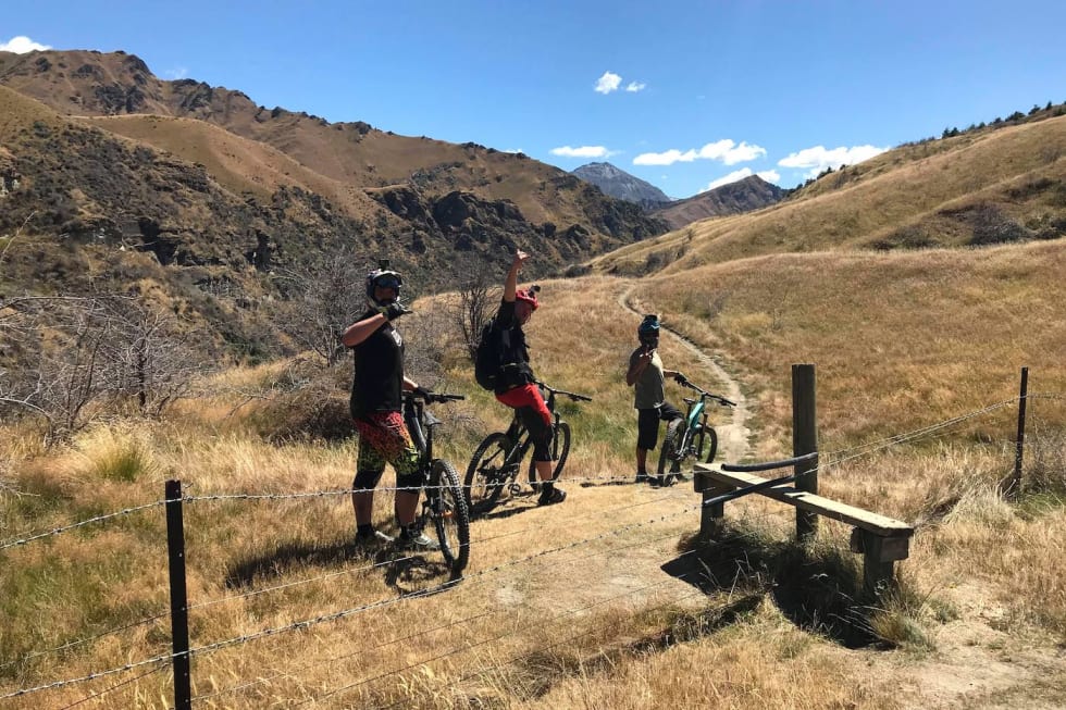Hilde Sangesland Strædet, Jon Vegard Aga Kjærgaard og Alexander Horton Taylor på vei fra Coronets Peak til Skippers Canyon. Foto: Marcio Franco Hilde Sangesland Strædet - Jon Vegard Aga Kjærgaard - Alexander Horton Taylor - Coronet Peak to Skippers Canyon - Foto Marcio Franco 1400x933
