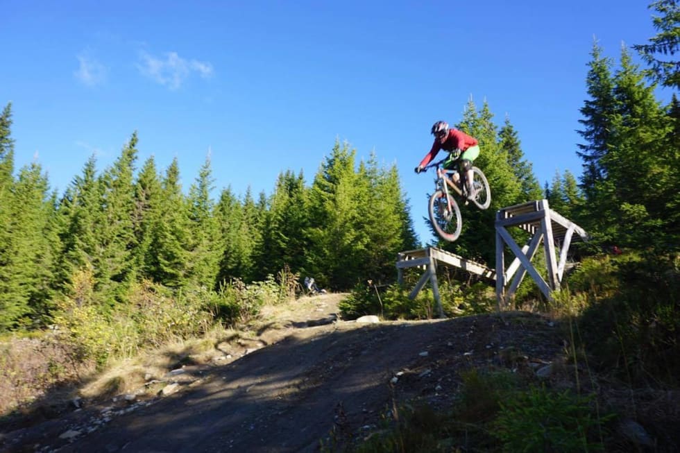 De som hadde lyst testet seg på hoppkanten. Foto: IVRIG/Linn Cecilie Mæhlum Jumping - IVRIG Hafjell camp Oct 2017 - Linn Cecilie Mæhlum 1400x933