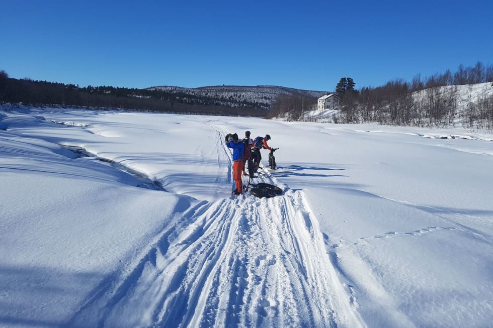 På tur opp elva Karasjohkka under fjorårets fellestur. Foto: Porsanger CK på tur opp elva Karasjohkka 1400x933
