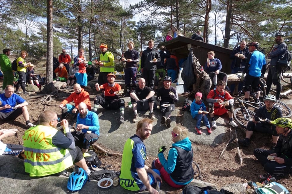 Cruxelunsjen er en av lørdagens sosiale høydepunkter. Foto: Gressvik IF Stisyklister lunch Cruxing - Pål Valbjørk 1400x932