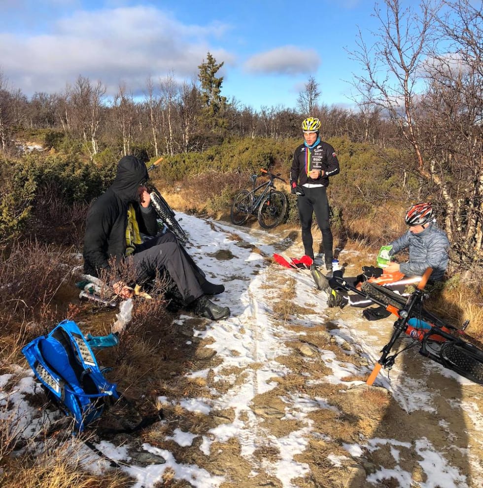 Nå tar dugnadsgjengen pause for vinteren, men har ryddet betydelig på fjellet i høst. Foto: Ole Christian Nymoen CK Valdres Oct 28-18 1 - Ole Christian Nymoen 1000x