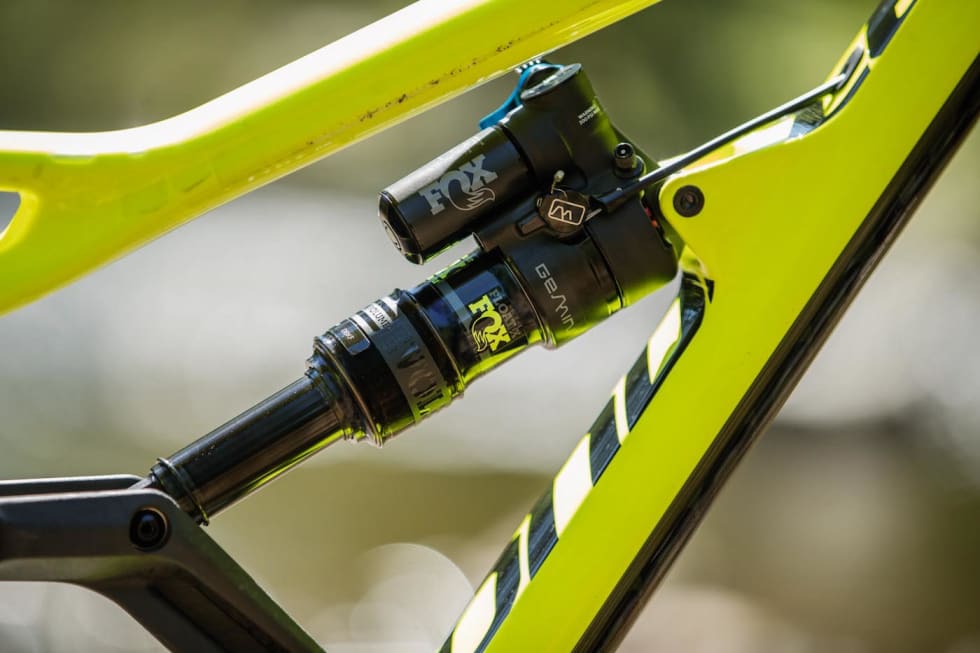 VAIERKONTROLL: Bakdemperen har to innstillinger, og du kan endre mellom dem fra styret ved hjelp av en bryter. Foto: Kristoffer Kippernes Cannondale 2 - 1400x933