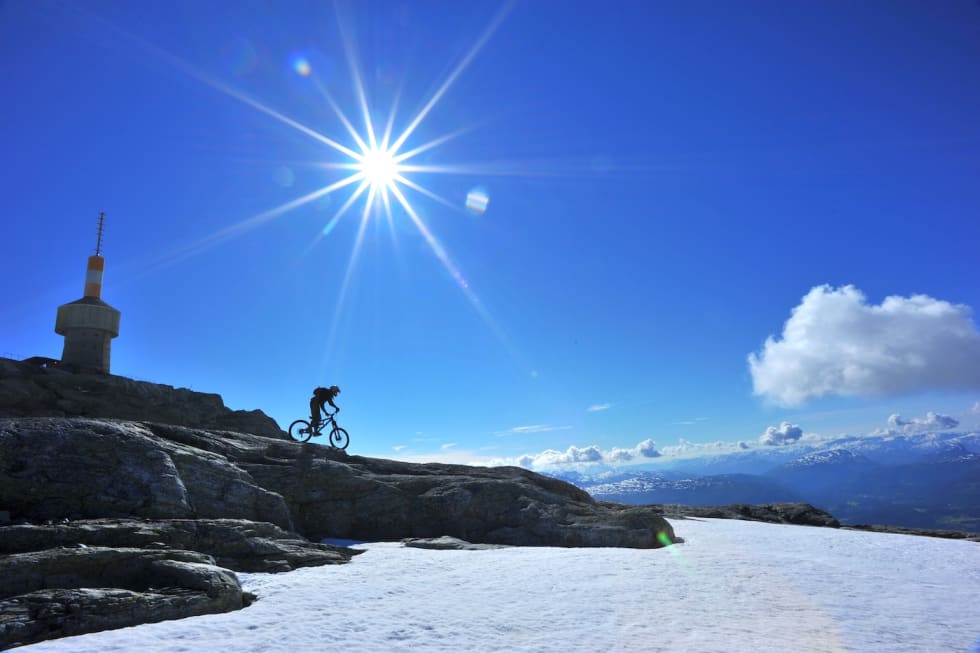 Heli-bike har vært fast innslag på Ekstremsportveko i flere år, men blir ikke mindre spektakulært av den grunn. Foto: Vivi Sponland Heli bike Horgi Foto Vivi Sponland 1400x933