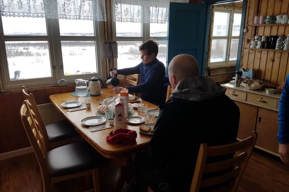 Frokost på Soussjavre fjellstue. Foto: Porsanger CK Frokost på Soussjavre fjellstue 1400x933