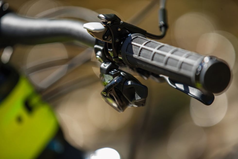 REVEN: Fox-bryteren på styret lar deg justere bakdemperen. Foto: Kristoffer Kippernes Cannondale 4 - 1400x933