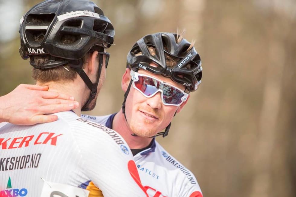 SAMHOLD: Kristoffer Ylven Westgaard takker lagkameratene for seieren på Ronde van Berg. Foto: Pål Westgaard Ronde van Berg - Kristoffer Y Westgaard - Pål Westgaard 1400x933