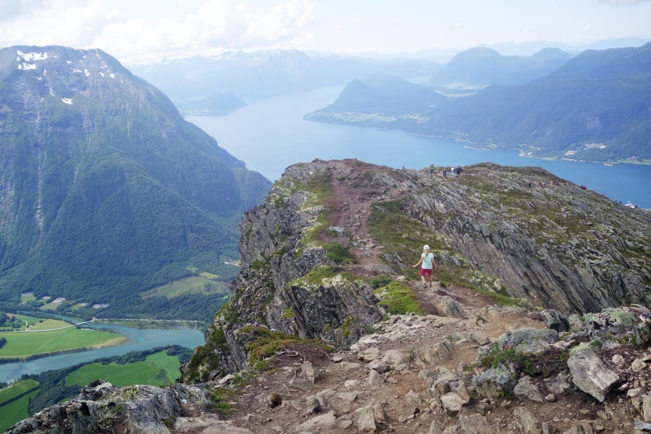 LETT TERRENG: På vei ned fra Romsdalseggen mot fjorden og elva Rauma.