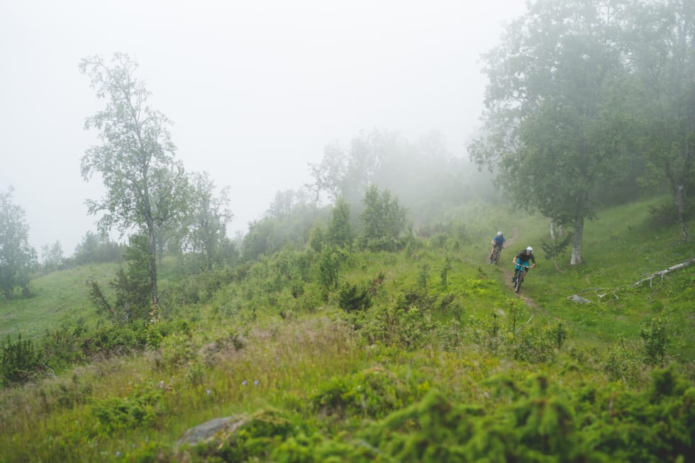 Harstad Enduro byr på mye flyt og variert terreng i løpet av tre og en halv etappe. Foto: Sjur Melsås William Salminen og Ole Morten Tunes - Foto Sjur Melsås 1400x933