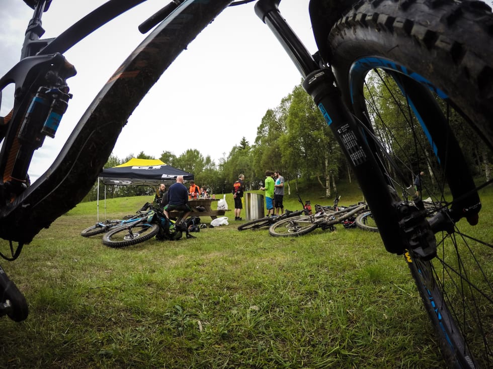 På kvelden møtes man til sosialt sammvær med god mat og livlig prat om alt mellom himmel og jord, ofte med stisykling som utgangspunkt. TRD Stisykkelfestival camp 1400x1050