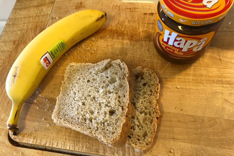 LANGTUR: På rolige langturer bruker Reidar Borgersen helst vanlig mat. Brødskiver med søtt pålegg og banan er standard. Reidar Borgersen - food 1400x933