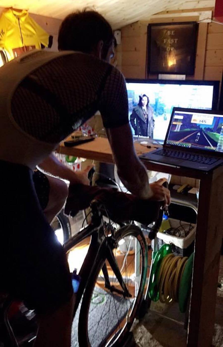 Vidar Mehl har laget seg et godt og kompakt oppsett for rulleøkter, og med Zwift er det blitt mer sving over hardøktene. Foto: Vidar Mehl Vidar Mehl - Zwift 2016 - Foto Vidar Mehl 900x