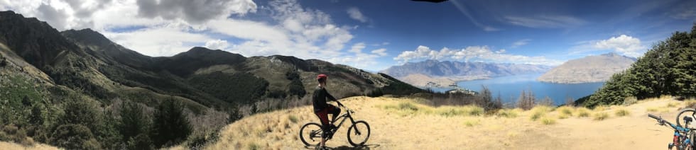 Jon Vegard Aga Kjærgaard nyter utsikten over Queenstown før vi sykler ned Salomonsrun. Foto: Hilde Sangesland Strædet Jon Vegard Aga Kjærgaard nyter utsikten over Queenstown før vi sykler ned Salomonsrun - Hilde Sangesland Strædet 1400x303