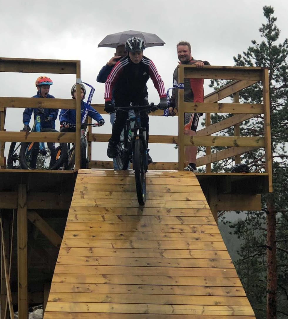 Fra hopptårnet er det tre linjer å velge mellom. Foto: Stian Ulberg Pumptrack Valdres - Stian Ulsberg 1000x