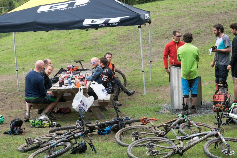 Mat er viktig, og festivalleiren gir et samlingspunkt for å dele erfaringer og opplevelser. I år byr festivalen også på hjemmelagde lakseburgere. Foto: Eirik Volent TRD Stisykkelfestival camp Foto Eirik Volent 1400x933