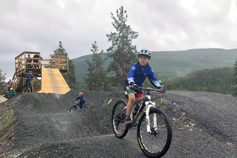 Pumptracken er allerede blitt populær, og ofte i bruk både før og etter skoletid. Foto: Stian Ulberg Pumptrack Valdres - Stian Ulsberg 1400x933
