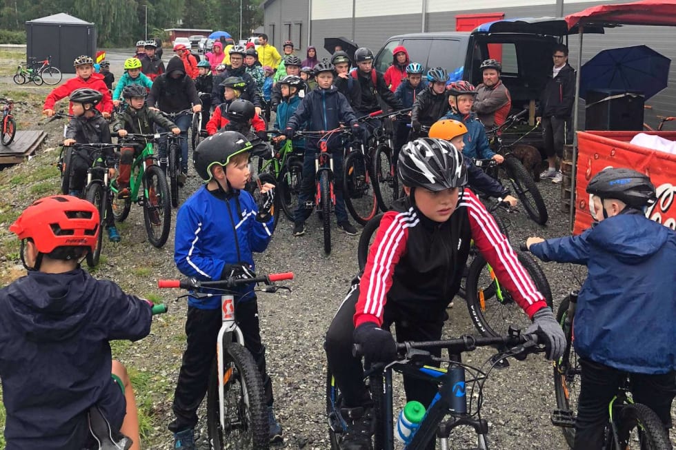 Det var uventet mange som kom til åpningen på pumptracken i grisevær onsdag kveld. Foto: Stian Ulberg Pumptrack Valdres 3 - Stian Ulsberg 1400x933
