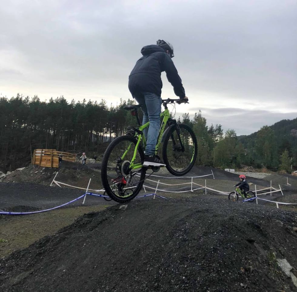 Snart blir det enda mer å boltre seg på i tilknytning til pumptracken i Valdres. Foto: Stian Ulberg Pumptrack Valdres 1 - Stian Ulsberg 1000x