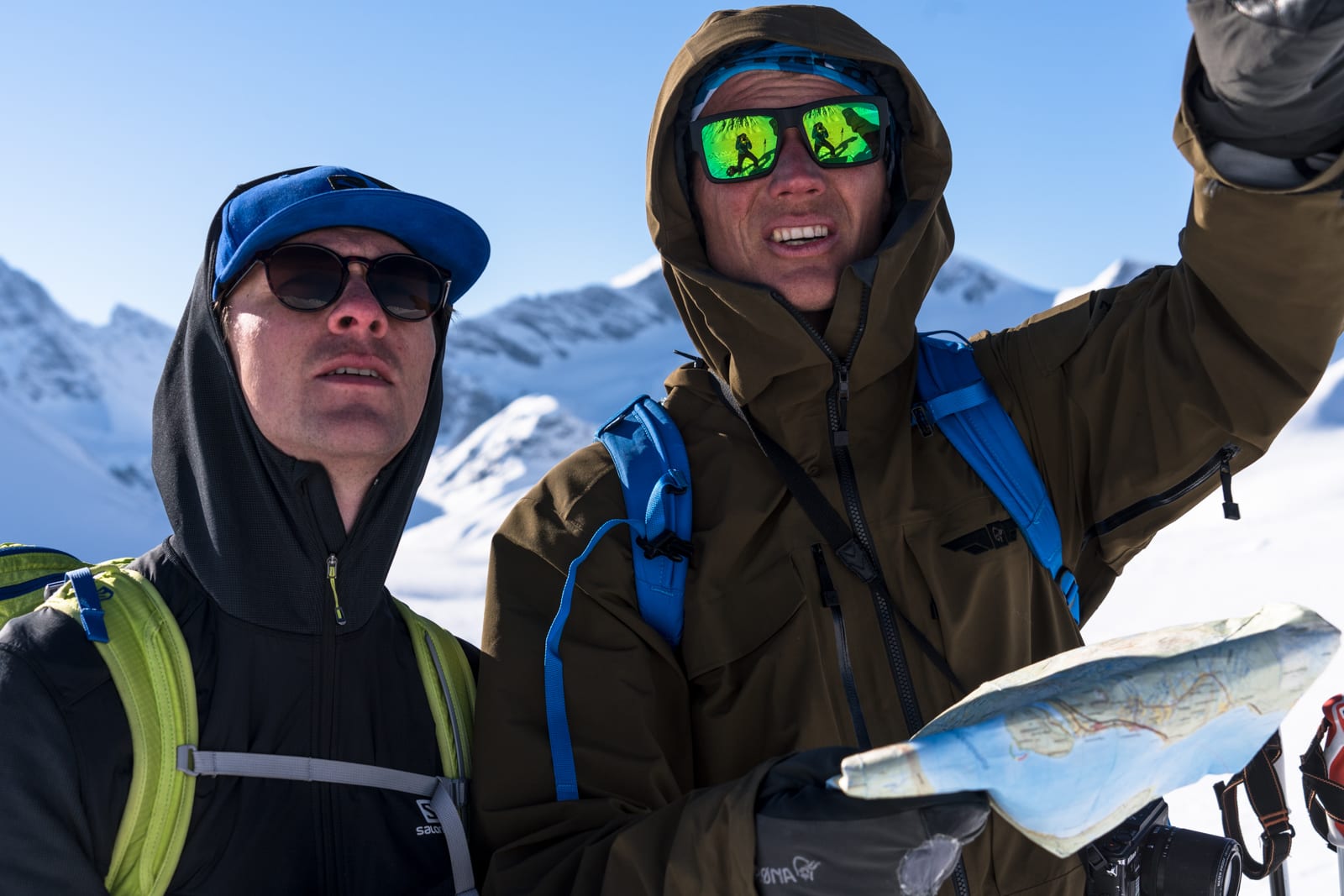 PUDDERDETEKTIVEN: Det sikkert fler enn oss (i Fri Flyt, altså) som har lagt merke til Asbjørn Eggebø Næss (t.h.) sin nærmest overmenneskelige evne til å finne god snø? Robert Aaring (t.v.) setter pris på å få være med vær-nerden på skitur. Bilde: Christian Nerdrum