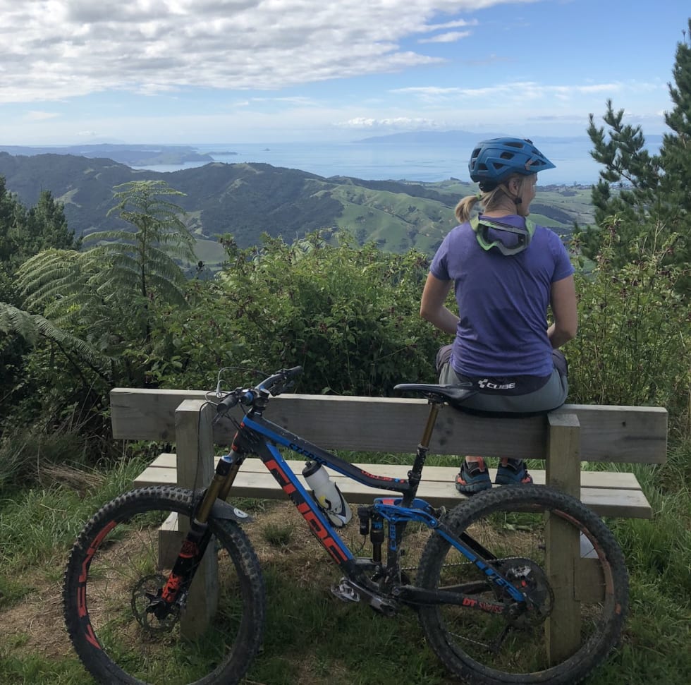 Hilde Sangesland Strædet nyter utsikten før hun går løs på nok en runde i Fourforty Mountaon Bike Park. Foto: Privat New Zealand 2018 - Hilde Sangesland Strædet - Privat 1200x