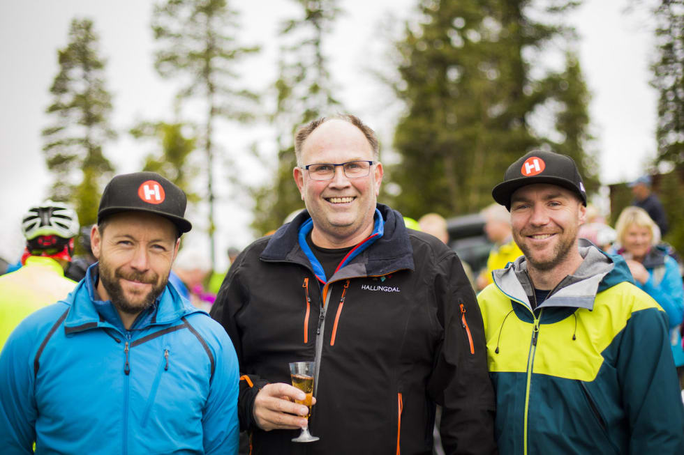 Ove Grøndal (til venstre) og Knut Lønnqvist sammen med ordfører i Nes kommune Tore Haraldset under åpningen av stier i Nesfjella i sommer. Foto: Snorre Veggan Ove Grøndal - ordfører Nes kommune Tore Haraldset - Knut Lønnqvist - Snorre Veggan 1400x933