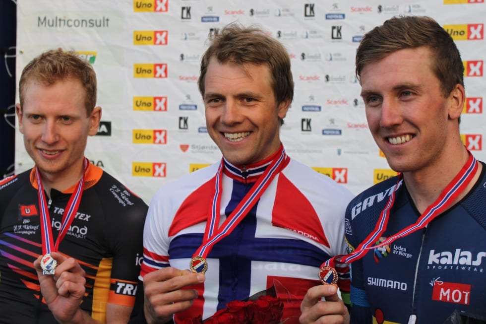 TEMPOMESTER: Edvald Boasson Hagen forsvarte tempotrøya. Andreas Vangstad tok sølv og Kristoffer Skjerping tok bronse. Foto: NCF Andreas Vangstad - Edvald Boasson Hagen - Kristoffer Skjerping - NM Tempo 2017 - NCF 1400x933