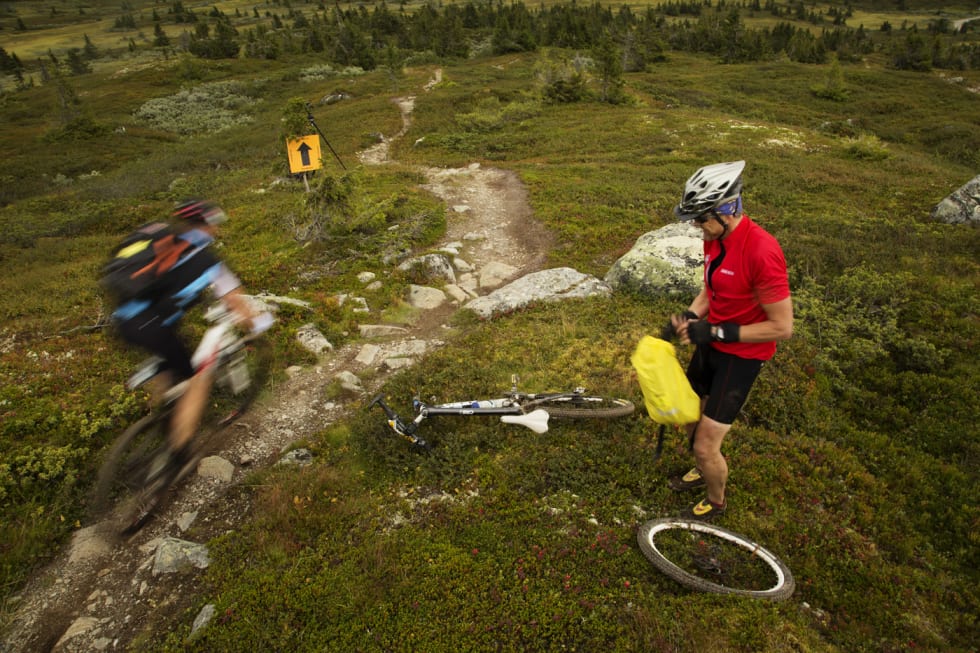 PUNGA! Med 120 kilometer rittdistanse, hvorav mange av de er på sti, er punkteringer mer enn sannsynlig. (foto: Kristoffer H. Kippernes) _IPP6566