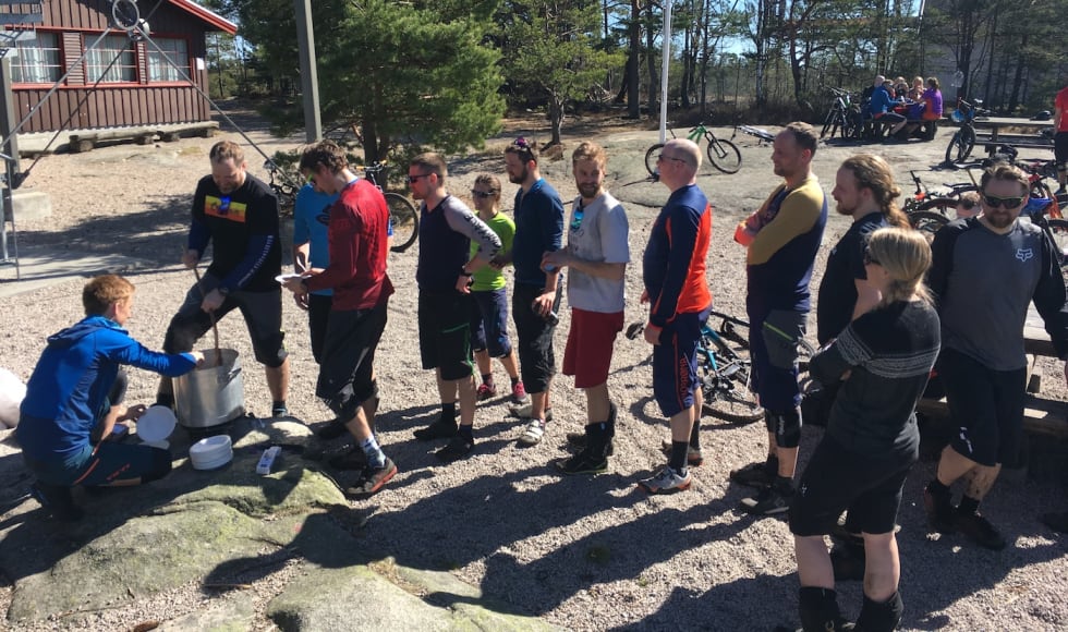 God stemning, i tillegg til snøfrie stier, er blitt varemerke for Fredrikstad Cruxjam. Her serveres lapskauslunsj i skogen. Foto: Rasmus Leiro Lapskaus - Fredrikstad Cruxjam 2018 - Rasmus Leiro 1400x829