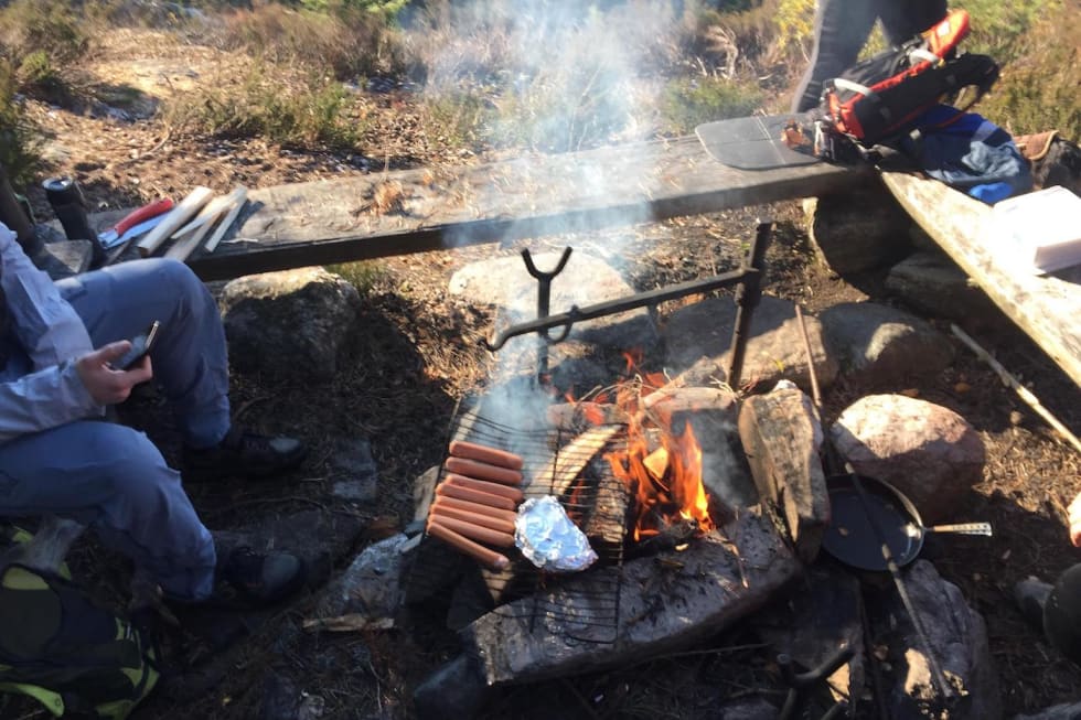 Grillene var varme og ventet på syklistene på Tømmerås. Foto: Trond Dyrnes Fellestur Sørmarka Stisykkelklubb BBQ Oct 28-18 Trond Dyrnes 1400x933