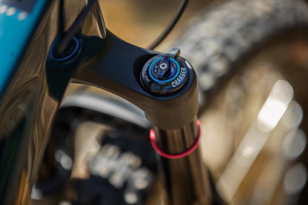 SKRU HER OGSÅ: Lyrik-gaffelen fra RockShox har samme justeringsmulighet som bakdemperen. Et pluss, mener vi. Foto: Kristoffer Kippernes Santa Cruz 4 - 1400x933
