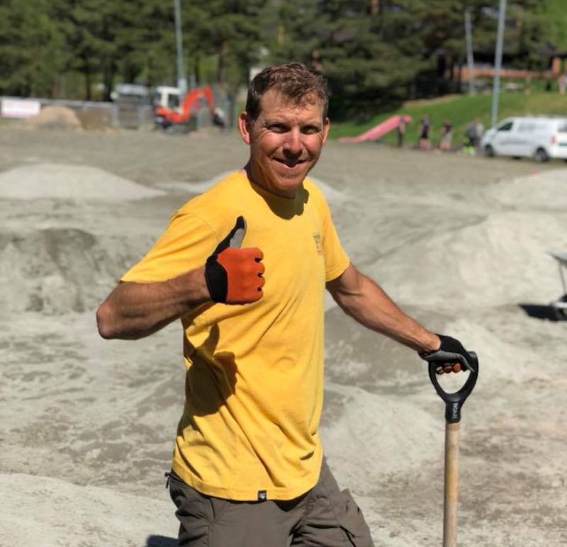 Greg Saw har både designet og bygget pumptracken i Hjuksebø. Foto: Ståle IL Greg Saw at Hjuksebø - Foto Ståle IL 800x